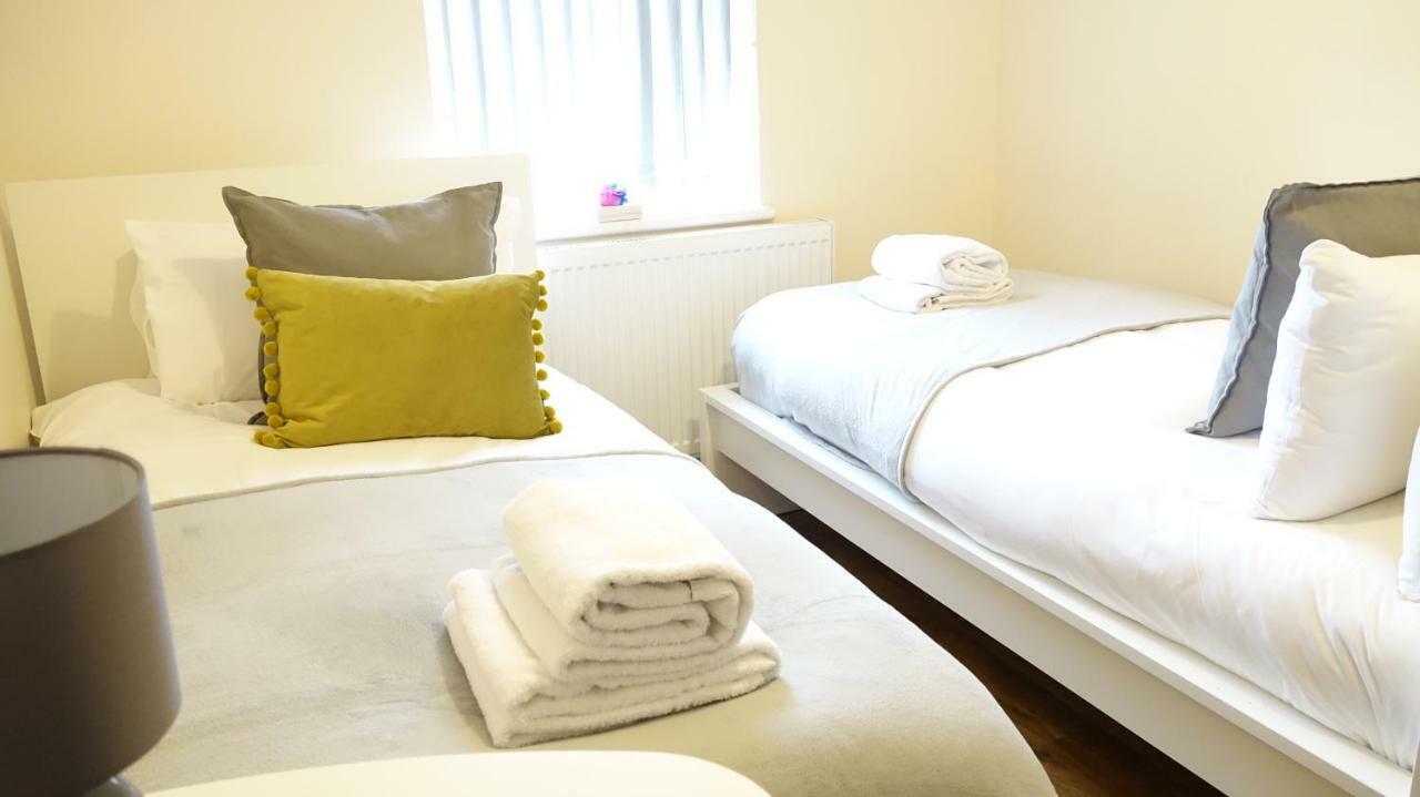 Homestay Heathrow Ensuite Rooms- Auto Check In Stanwell